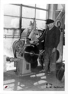 Mitarbeiter Werkplatz, Bild 1-16/26